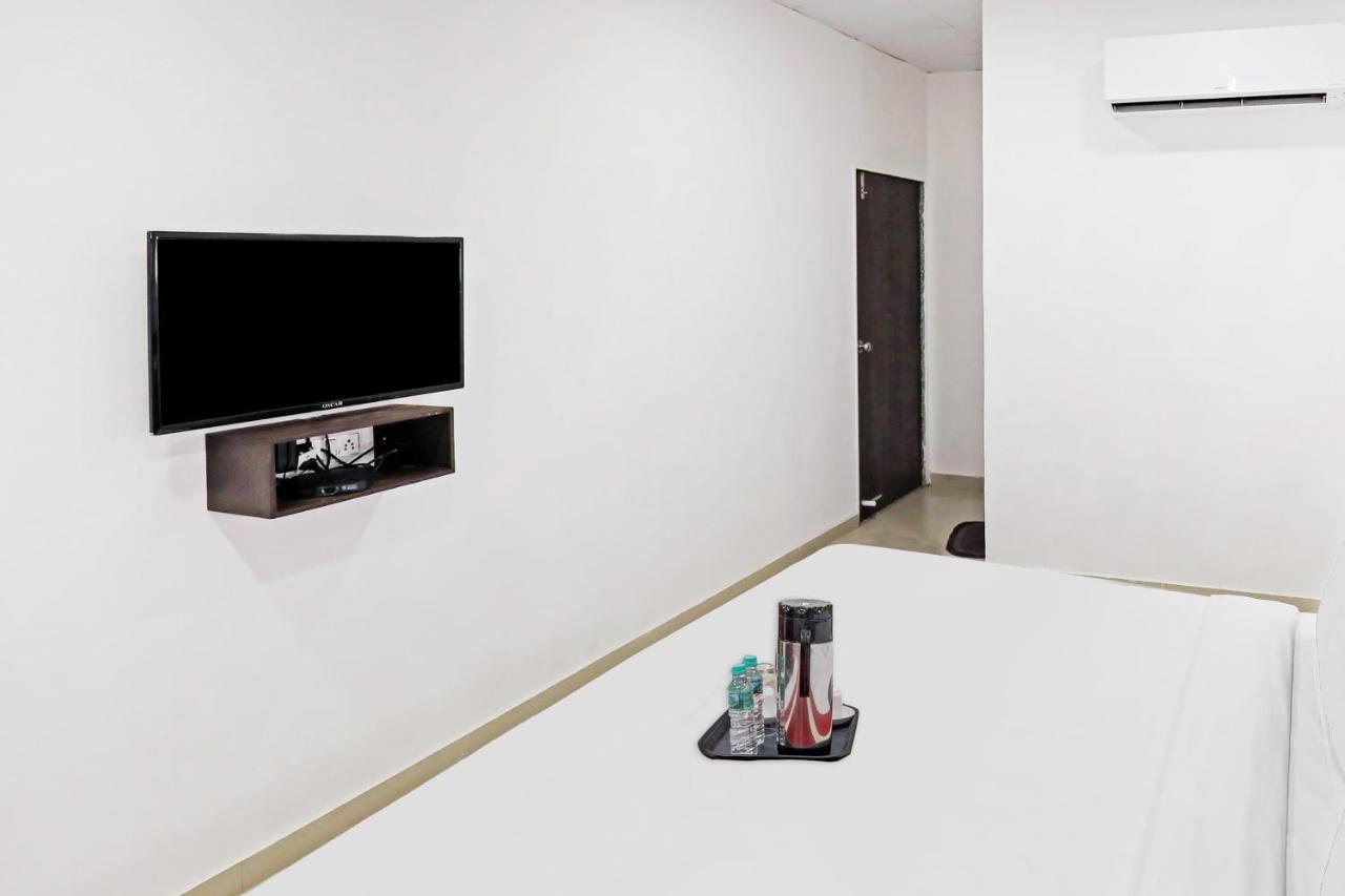 Hotel Gokul Solitaire, Surat Bhatha Exterior photo