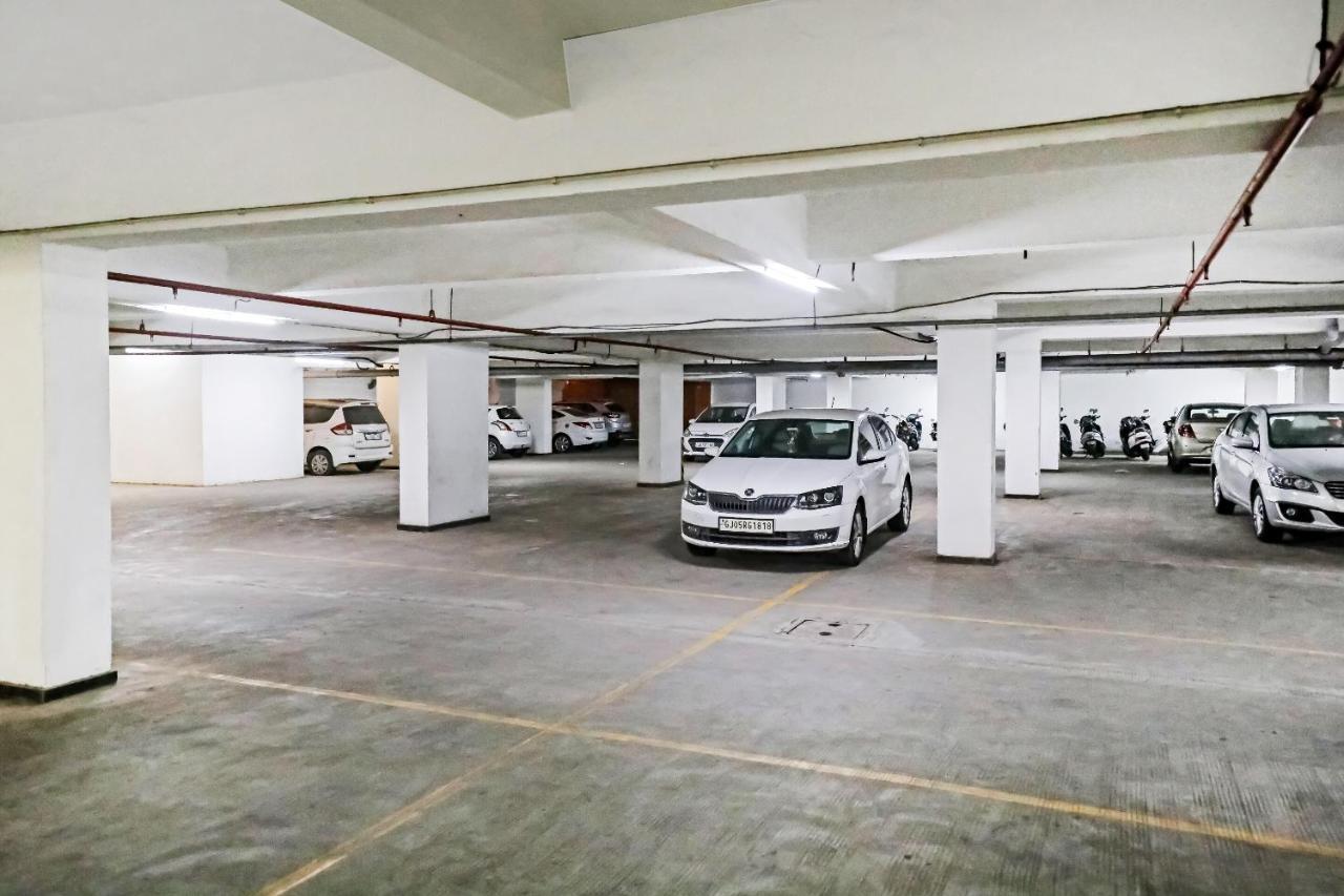 Hotel Gokul Solitaire, Surat Bhatha Exterior photo