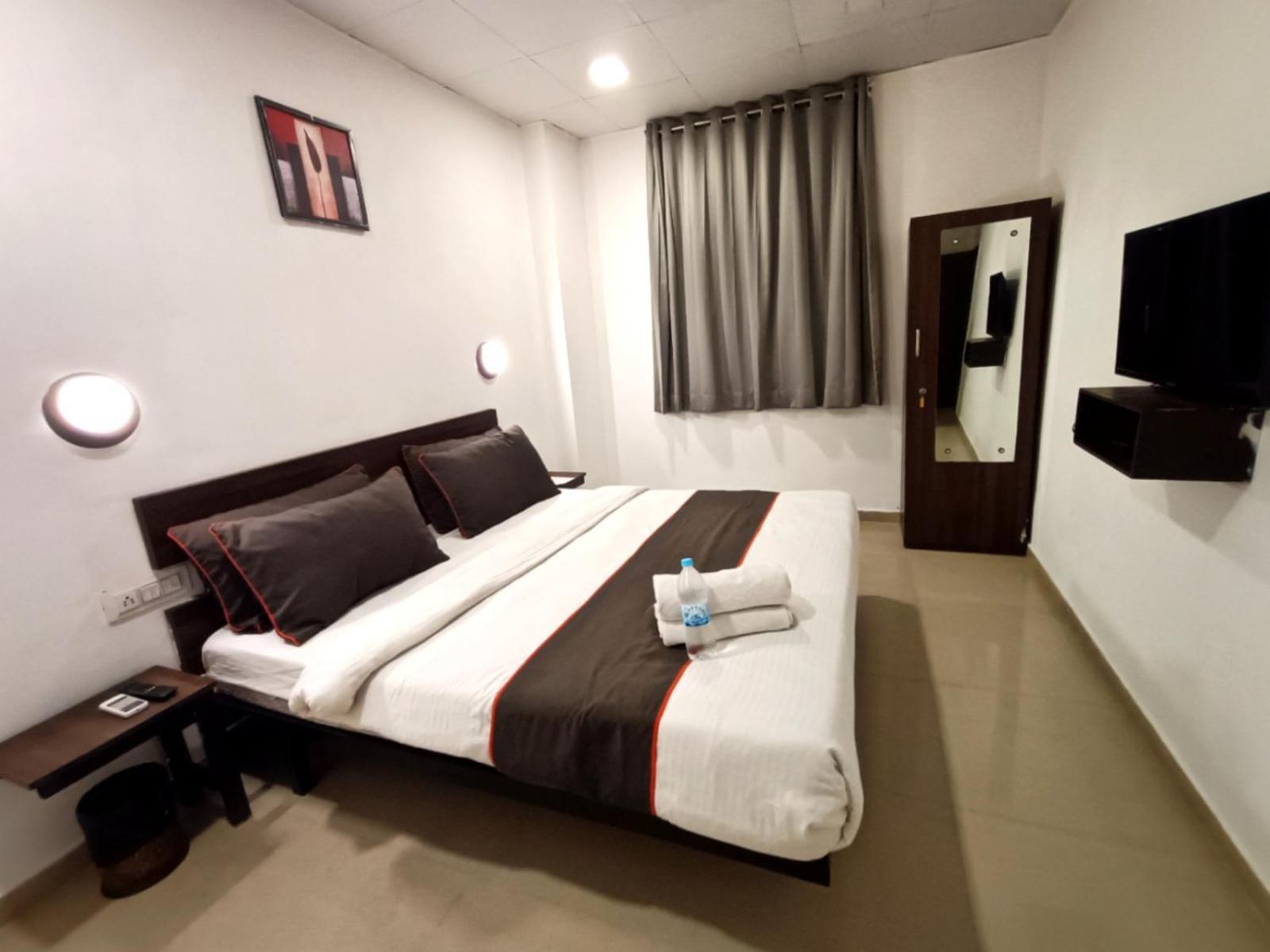 Hotel Gokul Solitaire, Surat Bhatha Exterior photo