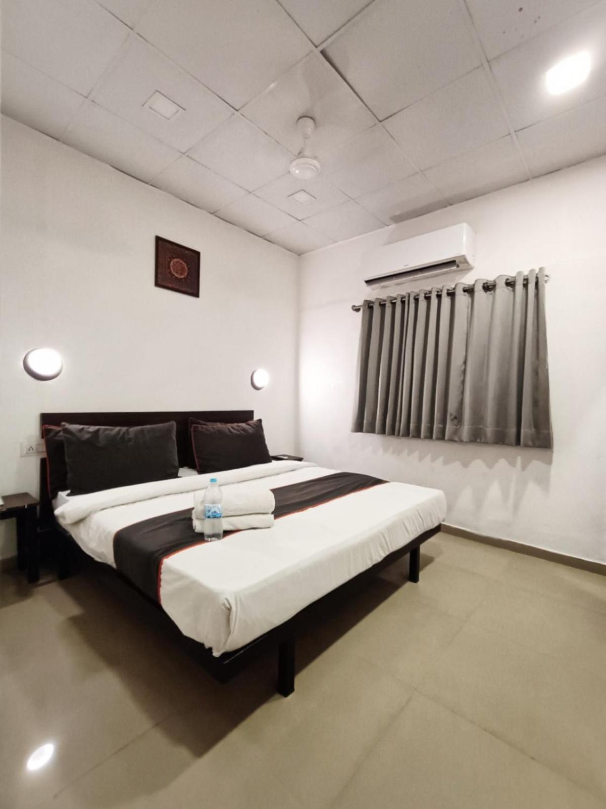 Hotel Gokul Solitaire, Surat Bhatha Exterior photo