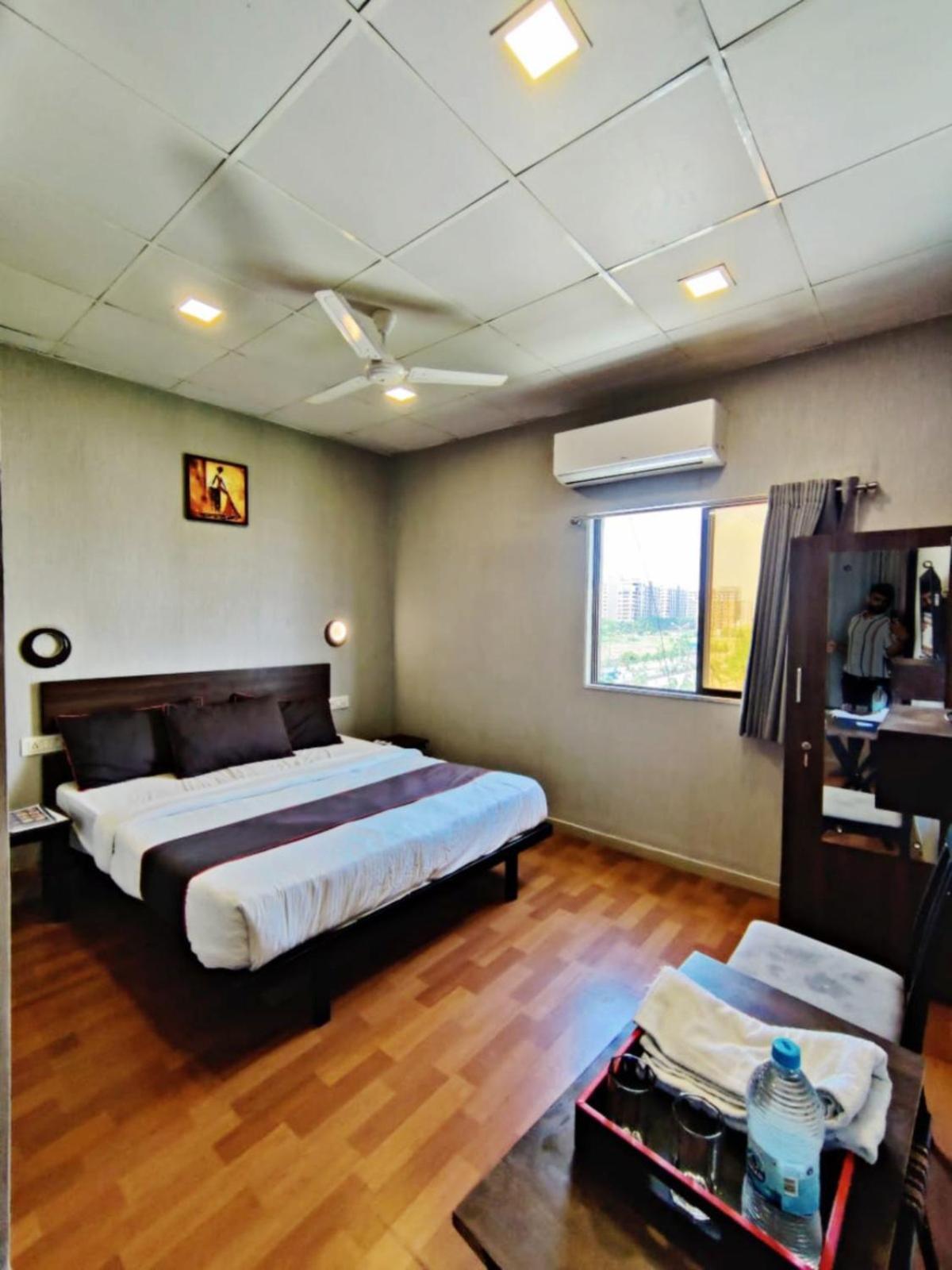 Hotel Gokul Solitaire, Surat Bhatha Exterior photo