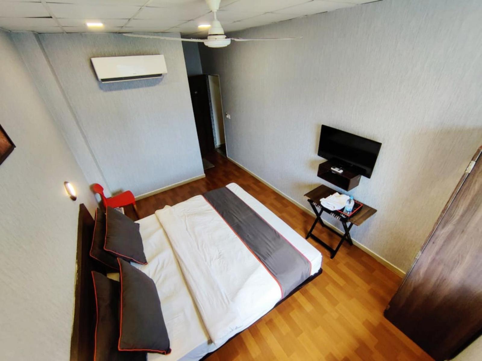 Hotel Gokul Solitaire, Surat Bhatha Exterior photo