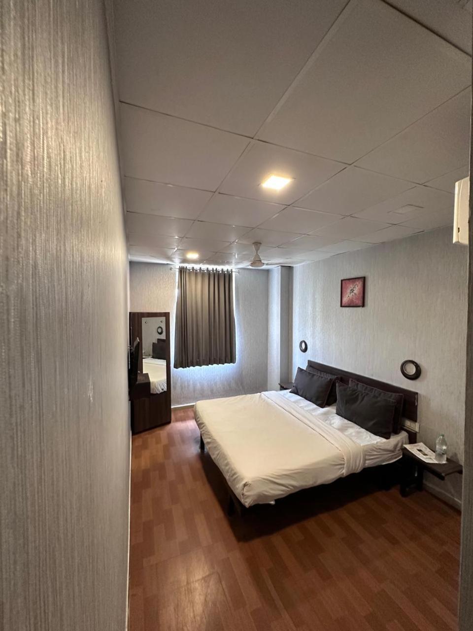 Hotel Gokul Solitaire, Surat Bhatha Exterior photo
