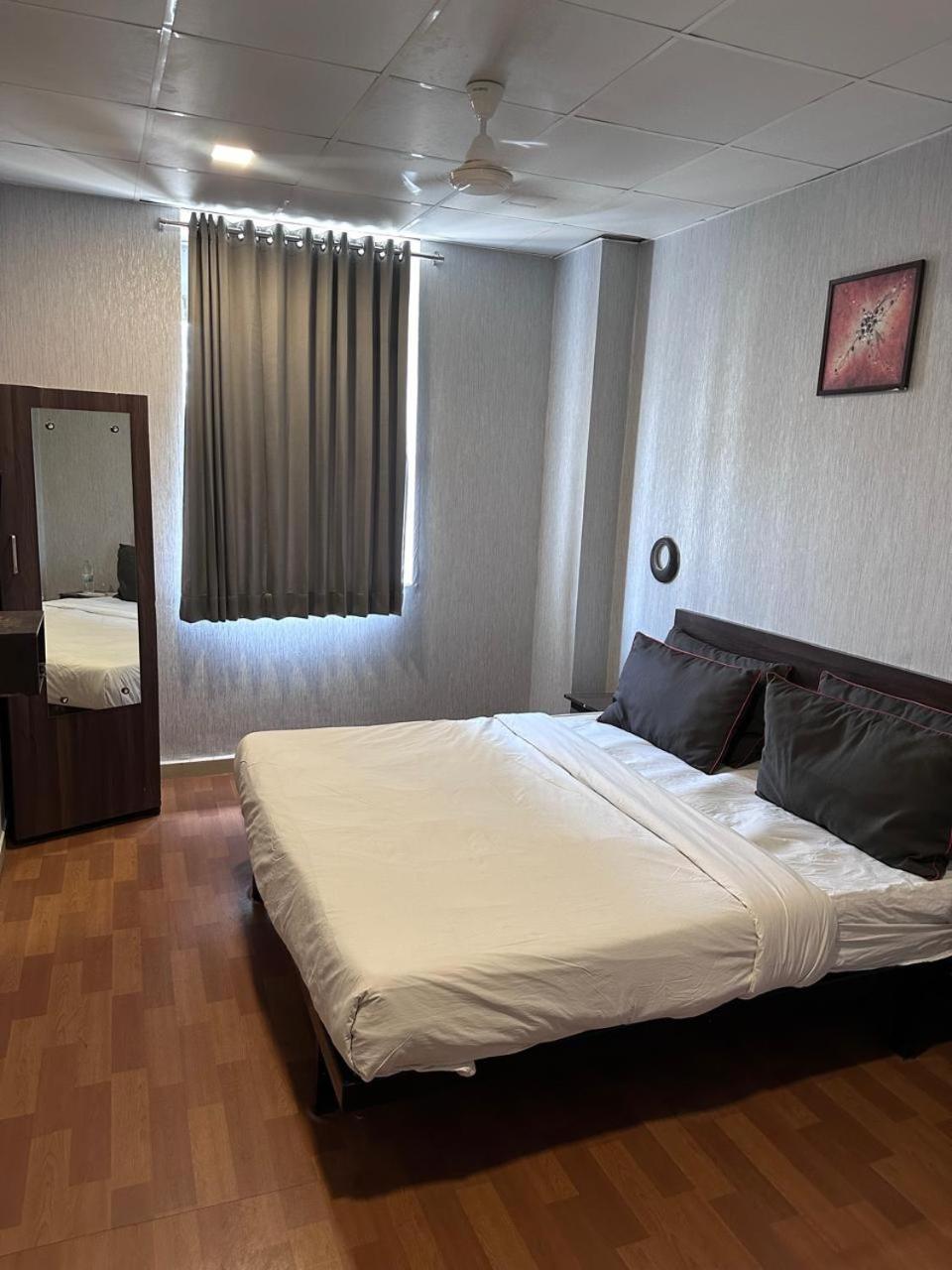 Hotel Gokul Solitaire, Surat Bhatha Exterior photo