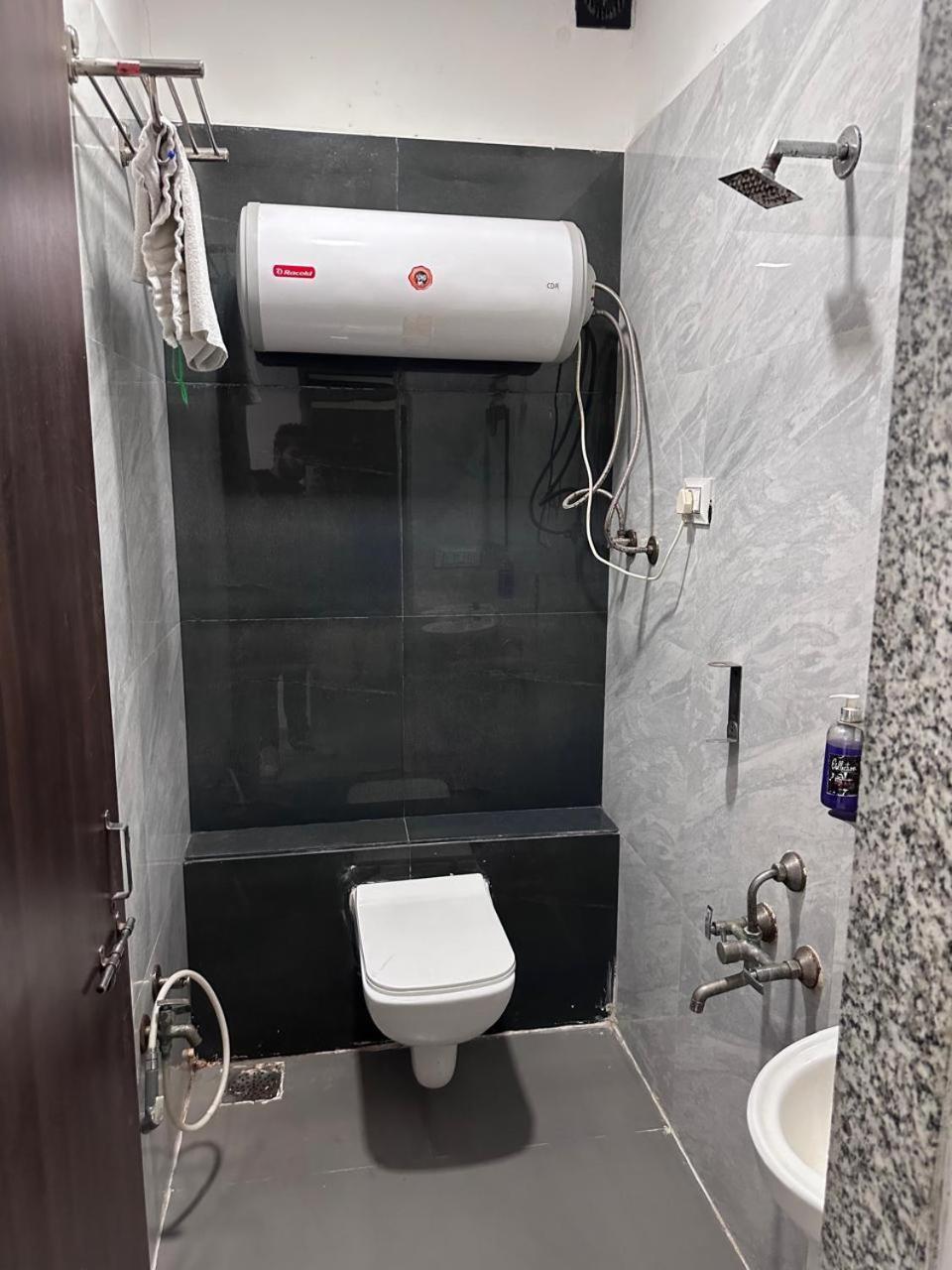 Hotel Gokul Solitaire, Surat Bhatha Exterior photo